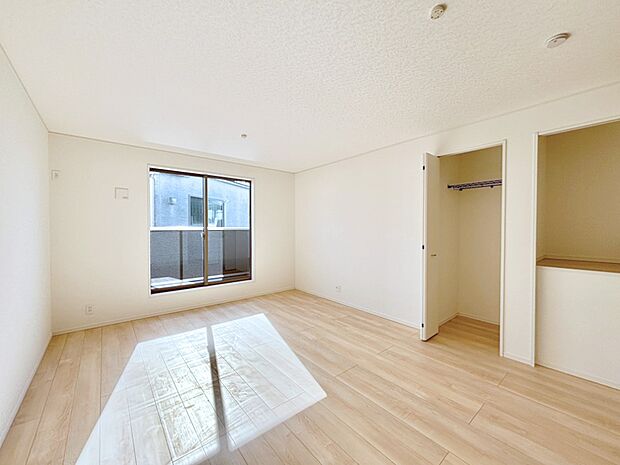 大きな窓からたっぷりの陽光と風を感じられるリビング