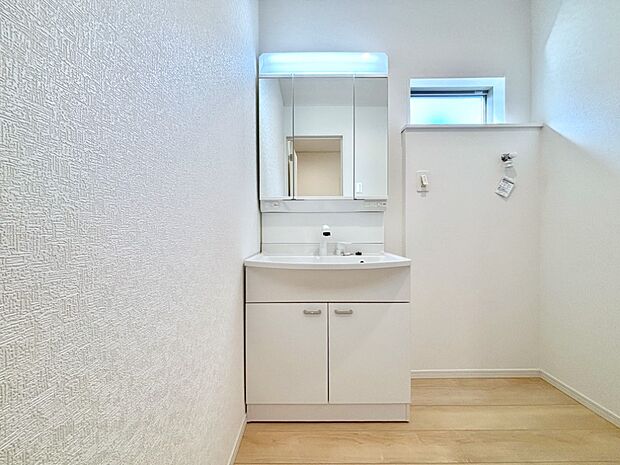 大きく見やすい三面鏡で清潔感ある洗面台は、身だしなみチェックや肌のお手入れにおすすめです。