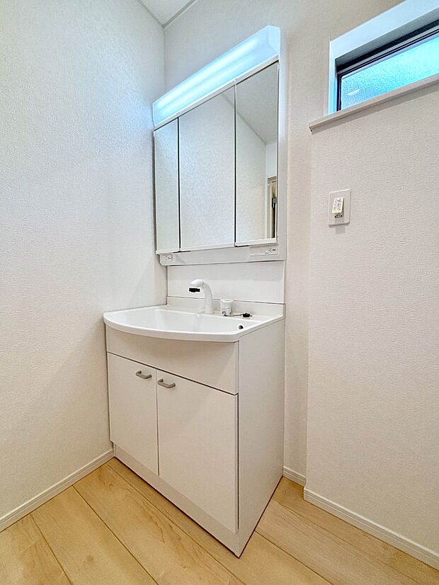 清潔感のある快適空間です。毎日の身支度も気持ち良くお使い頂けます。