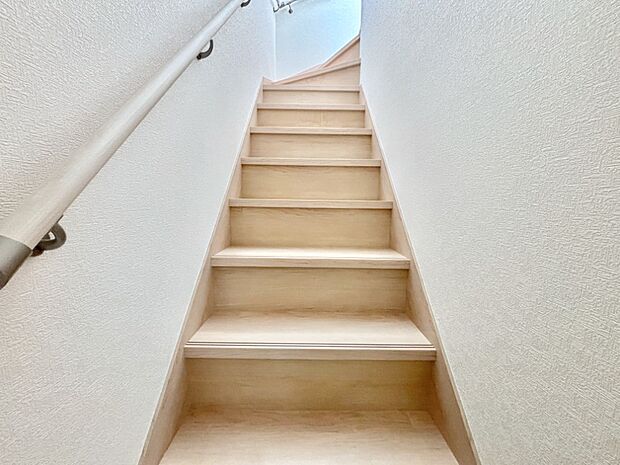 安全性を考慮し階段には手すりを設置しています