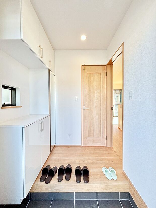 明るい玄関はお客様をお出迎えするのにぴったりです!