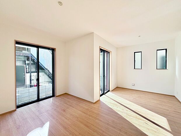 明るい陽光が注ぎ、寛ぎの雰囲気に満たされるリビング・ダイニング。