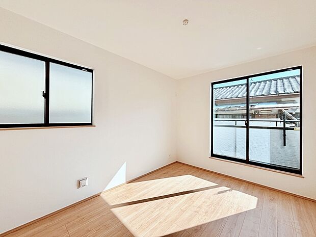 2面採光なので、明るく風通しも良く心地良い生活が送れます。