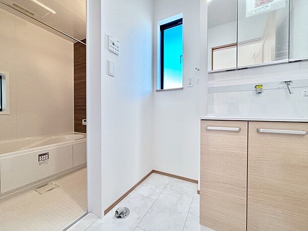 小窓がついているので湿気の多い場所でも換気が十分行えます。毎日の身支度を気持ち良く!