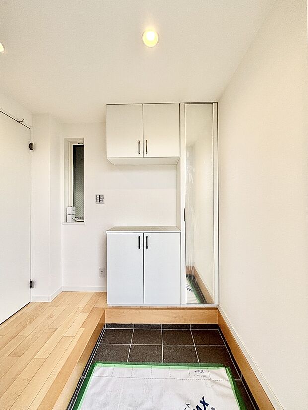 ミラー付きシューズボックスはお出かけ前の身だしなみチェックに便利