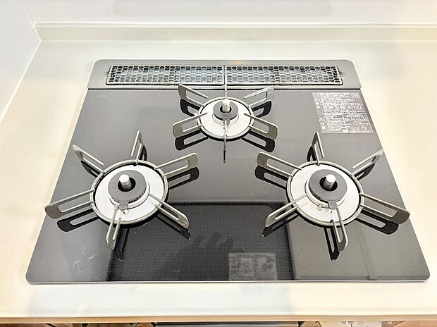 ガスコンロはSiセンサー搭載。火力調節や焦げ付き・消し忘れも防いでくれます。