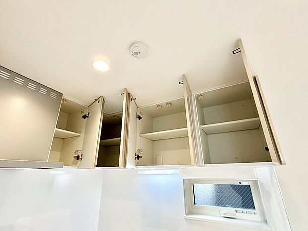 キッチン吊戸棚には 使用頻度の低い食器などをすっきり収納できます。