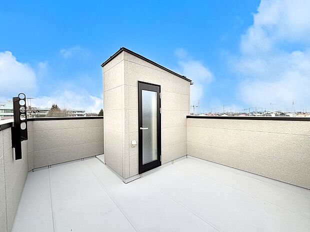 ルーフバルコニー。眺めも良く、大きな洗濯物も広げて干せます。