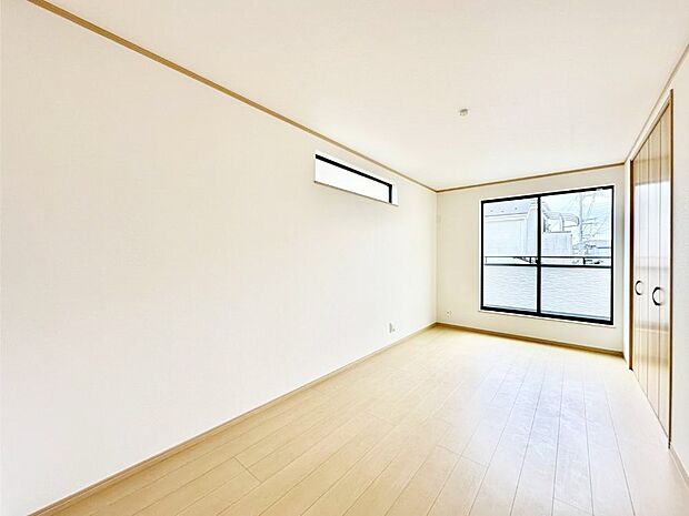 バルコニーが開放感をプラスしてくれる洋室