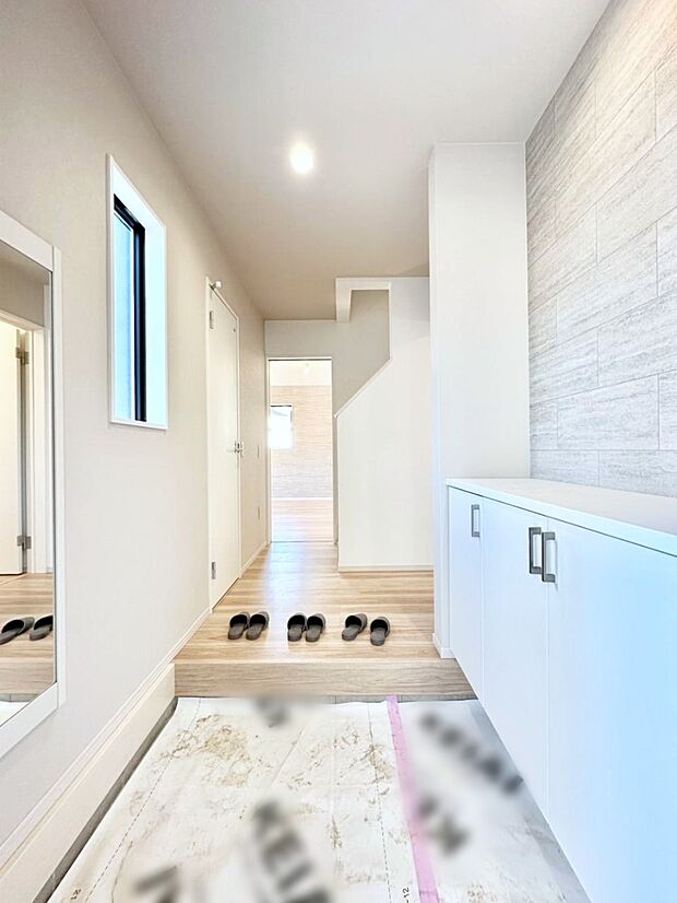 明るい玄関はお客様をお出迎えするのにぴったりです！ 