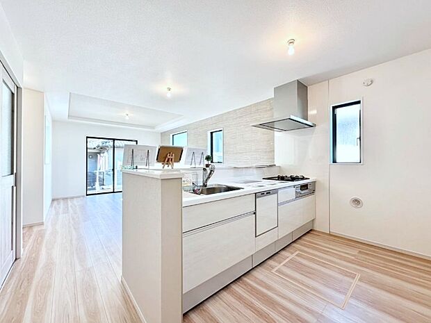 ご家族の会話弾む対面キッチン。お料理中のパパママもご家族と過ごす時間が増えそう!