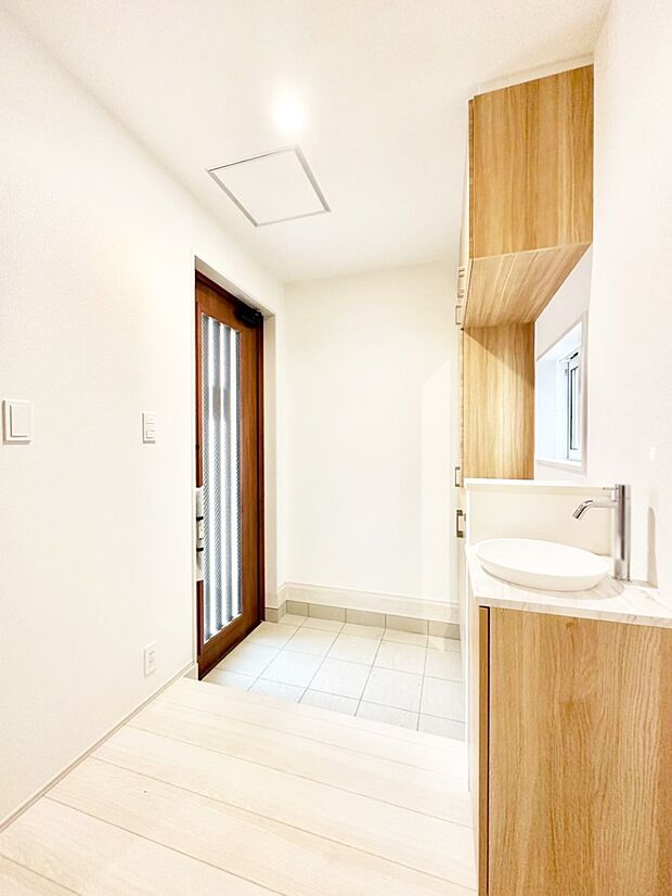 明るい陽光が入り込む玄関。ご家族の靴もスッキリ収納できる玄関収納付き!