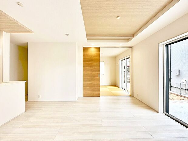 18帖の広々リビング。隣接の和室を開放すればさらに広々空間に。  