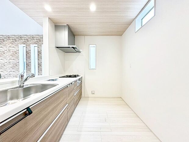 爽やかな風が通り抜けるキッチン。窓があるので明るく換気にも役立ちます。