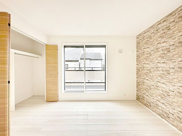 バルコニーが明るさと開放感を演出!朝スッキリと目覚められそうですね。