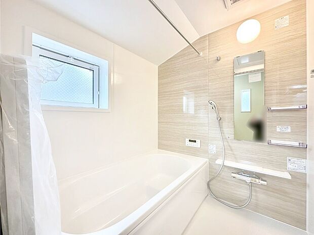 落ち着いた色合いの壁面、ゆっくりゆったり寛げるバスルーム。