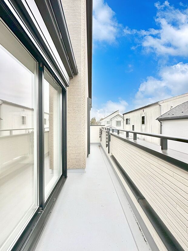 2部屋にまたがる広いバルコニー。晴れた日には洗濯物も気持ちよく干せそうですね。