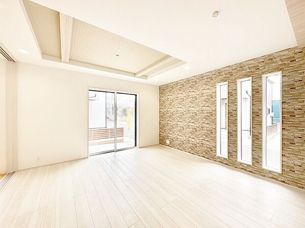 アクセントクロスがお洒落なダイニング。家族でのんびりくつろげる広々スペース。