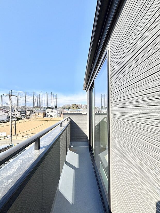 暖かな陽光が降り注ぐバルコニーはお洗濯におすすめ。爽やかな風も心地よいです。 