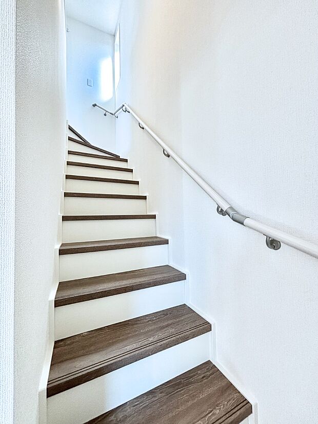 安全性を考慮し階段には手すりを設置しています