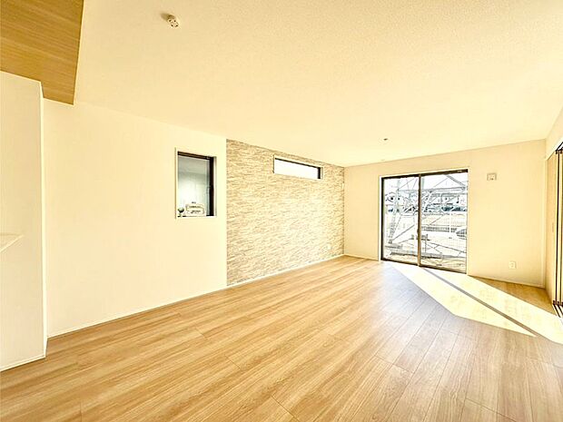 大きな窓からたっぷりの陽光と風を感じられるリビング