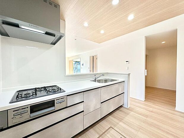 料理をしながらでもご家族との会話を楽しめる対面キッチン