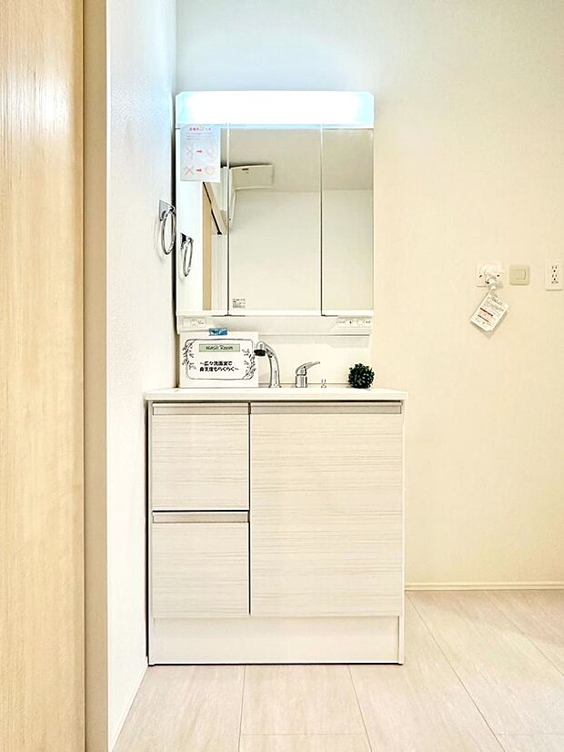 大きく見やすい三面鏡で清潔感ある洗面台は、身だしなみチェックや肌のお手入れにおすすめです。