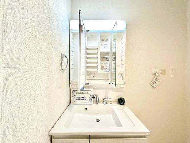 三面鏡の裏に、化粧品や衛生用品などを収納可能。洗面台をすっきりと保ちます!