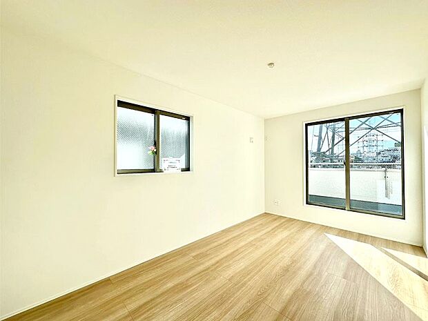 バルコニーが開放感をプラスしてくれる洋室