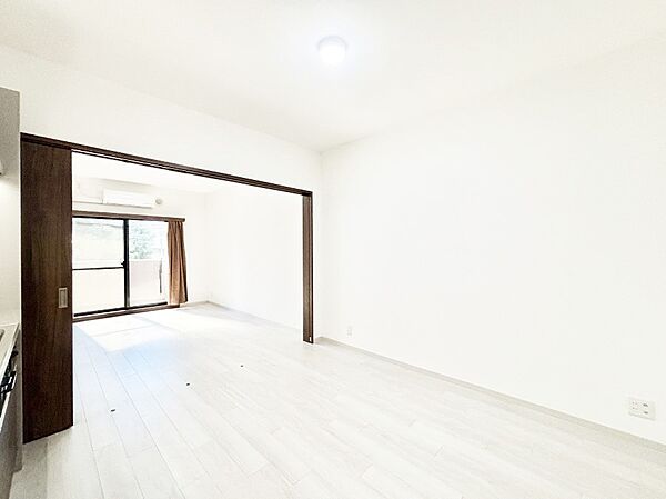 自然光が取り込まれ、家族団らんの場所を明るく演出