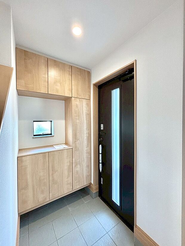 明るい玄関はお客様をお出迎えするのにぴったりです!