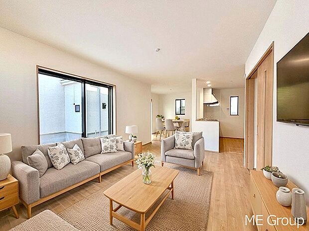 ご家族の賑やかな話し声で包まれる明るいリビング  ※家具はCGです