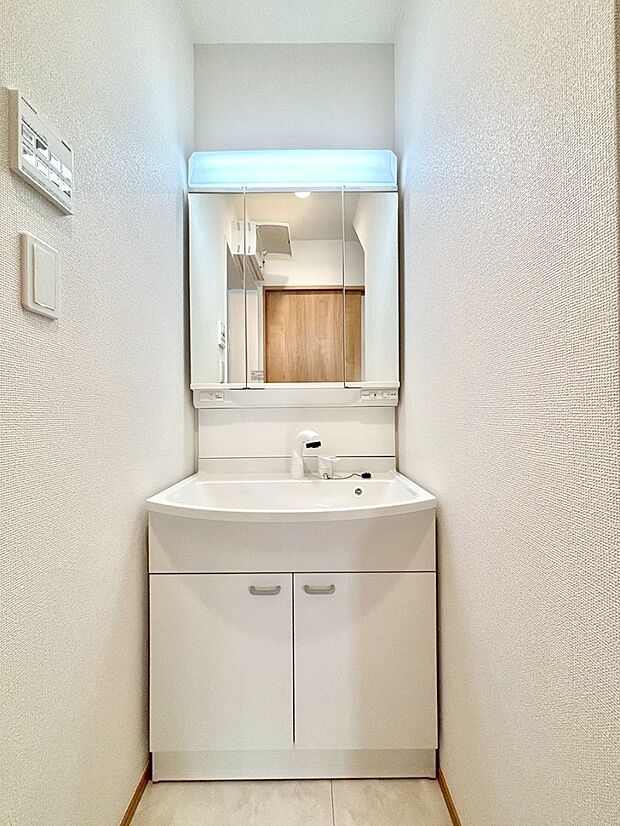 大きく見やすい三面鏡で清潔感ある洗面台は、身だしなみチェックや肌のお手入れにおすすめです。 