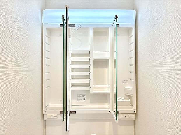 三面鏡の裏に、化粧品や衛生用品などを収納可能。洗面台をすっきりと保ちます!