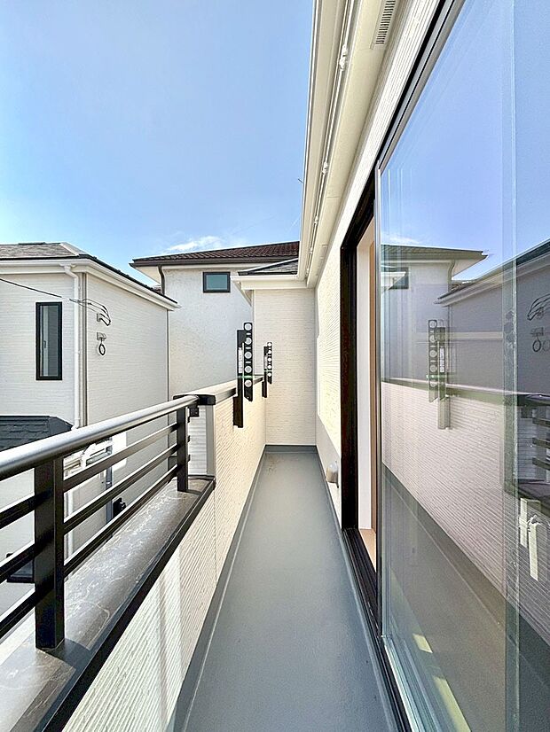 南向きのバルコニー！ご家族の洗濯物はもちろん、お布団もたっぷり干せます！