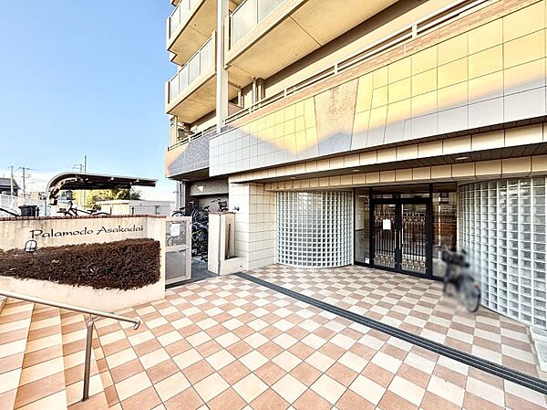 外観 綺麗なエントランスは、居住者を優しく迎えいれてくれます