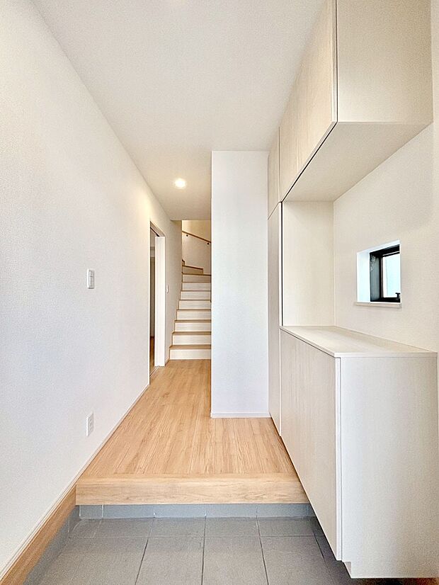 家族の帰宅やお客様をあたたかく迎える玄関  