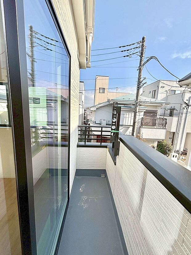 南向きのバルコニー！ご家族の洗濯物はもちろん、お布団もたっぷり干せます！