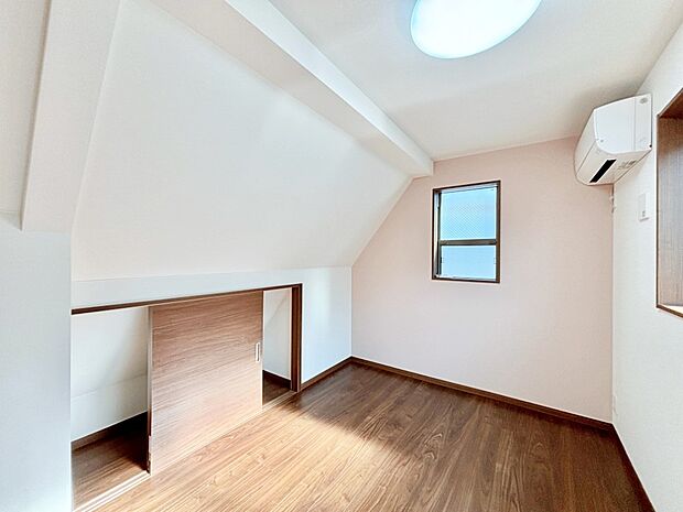 窓からのやさしい光が心地よいプライベートルーム