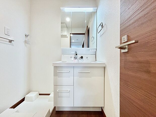 大きく見やすい三面鏡で清潔感ある洗面台は、身だしなみチェックや肌のお手入れにおすすめです。