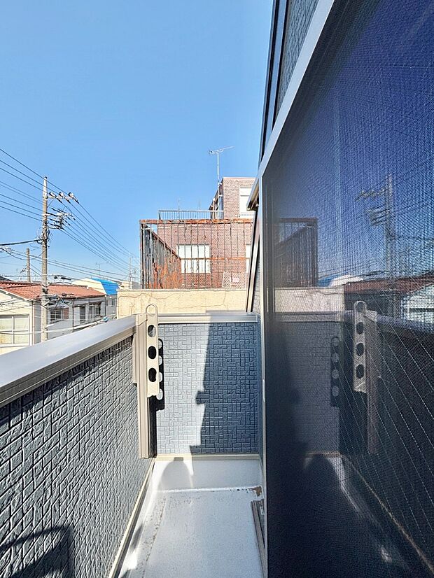 暖かな陽光が降り注ぐバルコニーはお洗濯におすすめ。爽やかな風も心地よいです。 