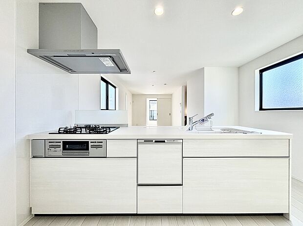 リビングを見渡せる人気のカウンターキッチン。 家族を見守りながら家事をすることができます。