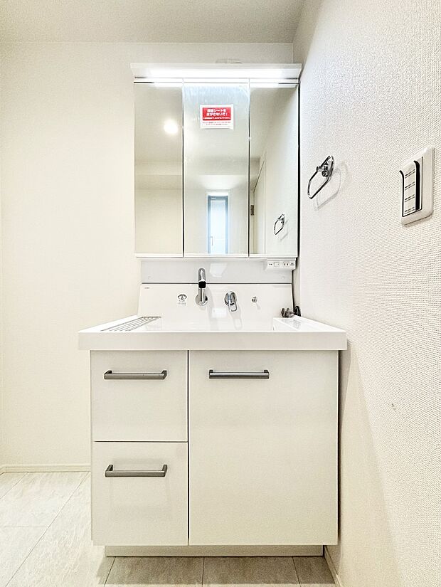 大きく見やすい三面鏡で清潔感ある洗面台は、身だしなみチェックや肌のお手入れにおすすめです。 