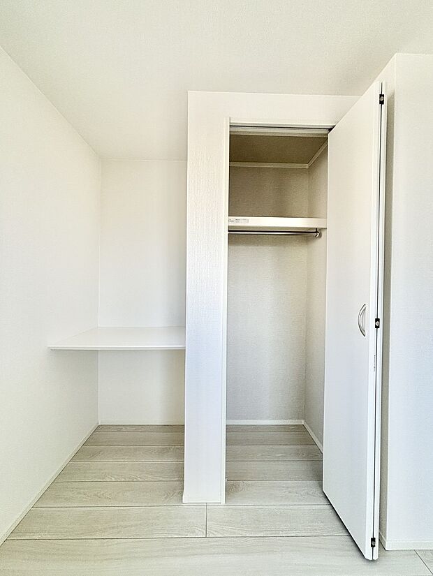 洋室内にあるクローゼット＆カウンタースペース。お気に入りのスペースになりそう。