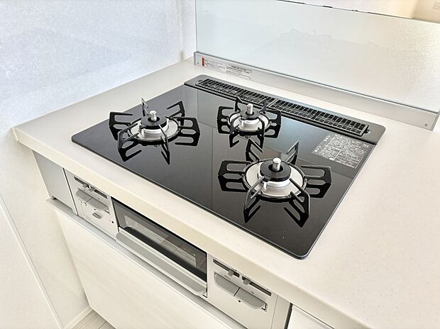 ガスコンロはＳｉセンサー搭載。火力調節や焦げ付き・消し忘れも防いでくれます。