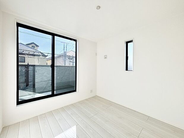 バルコニーが開放感をプラスしてくれる洋室  