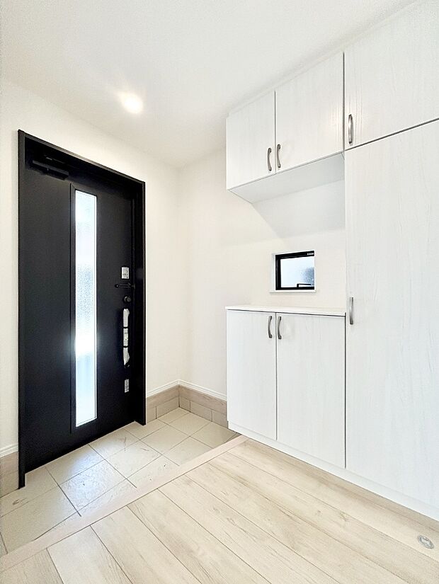 ガラススリットの入った玄関ドアが室内に光を届けてくれます