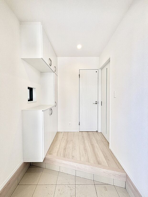 下駄箱はご家族の写真や季節のインテリアで飾り棚として演出できます