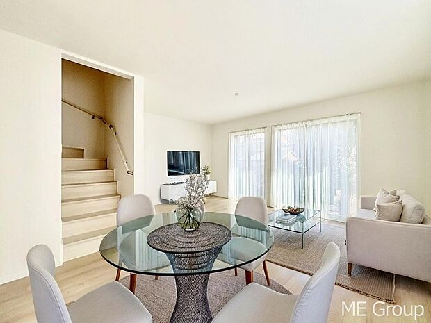 ご家族の賑やかな話し声で包まれる明るいリビング ※家具はCGです