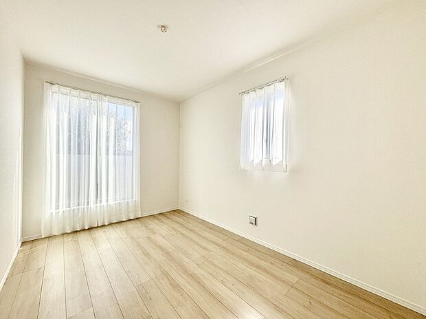 2面採光で気持ちよく自然光が取り入れられるのでお子様のお部屋にもピッタリ